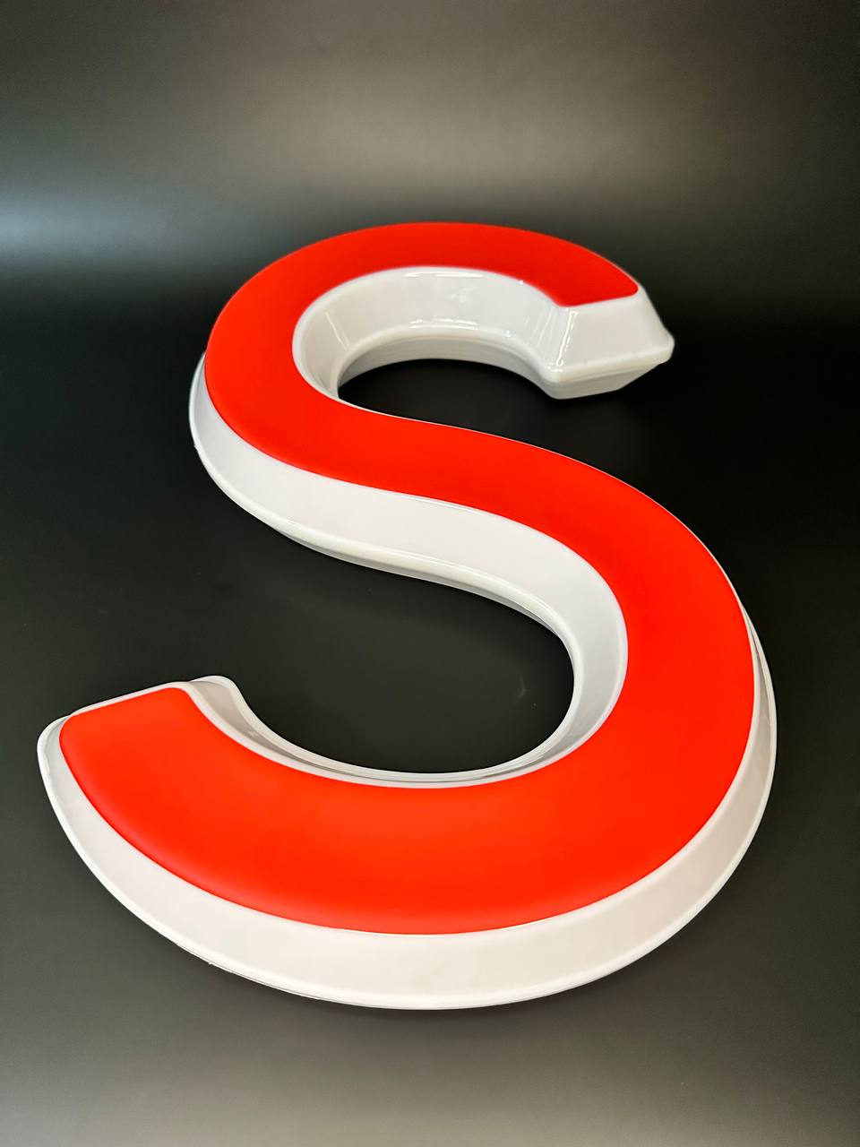 Световая буква S