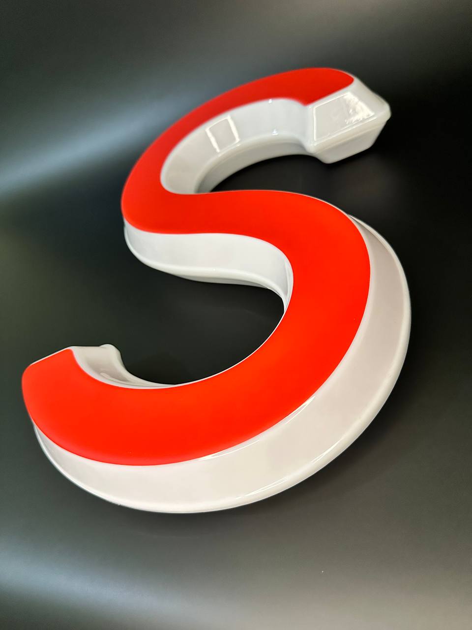 Световая буква S