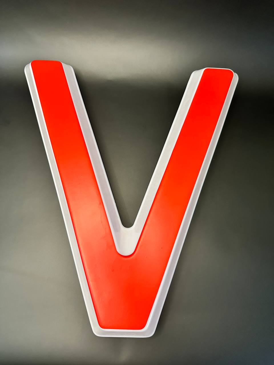 Световая буква V