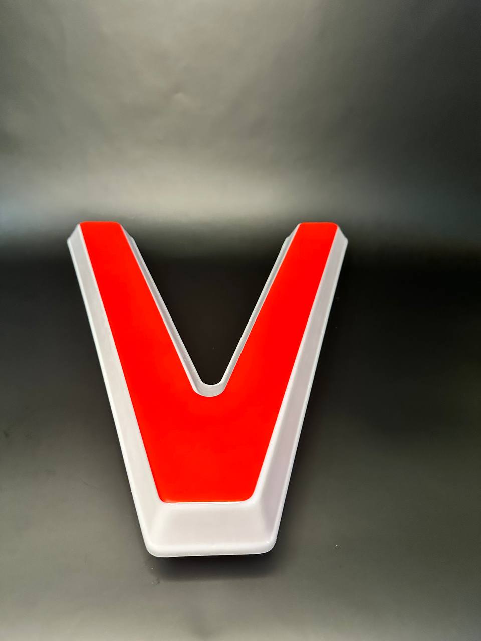 Световая буква V