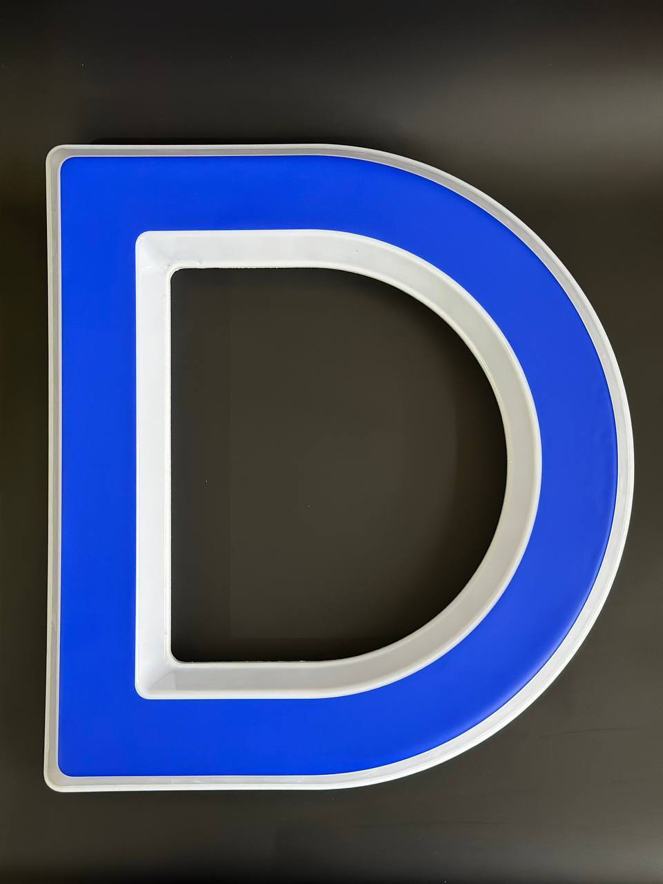 Световая буква D