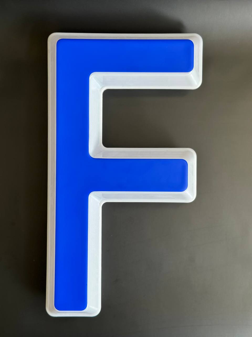 Световая буква F
