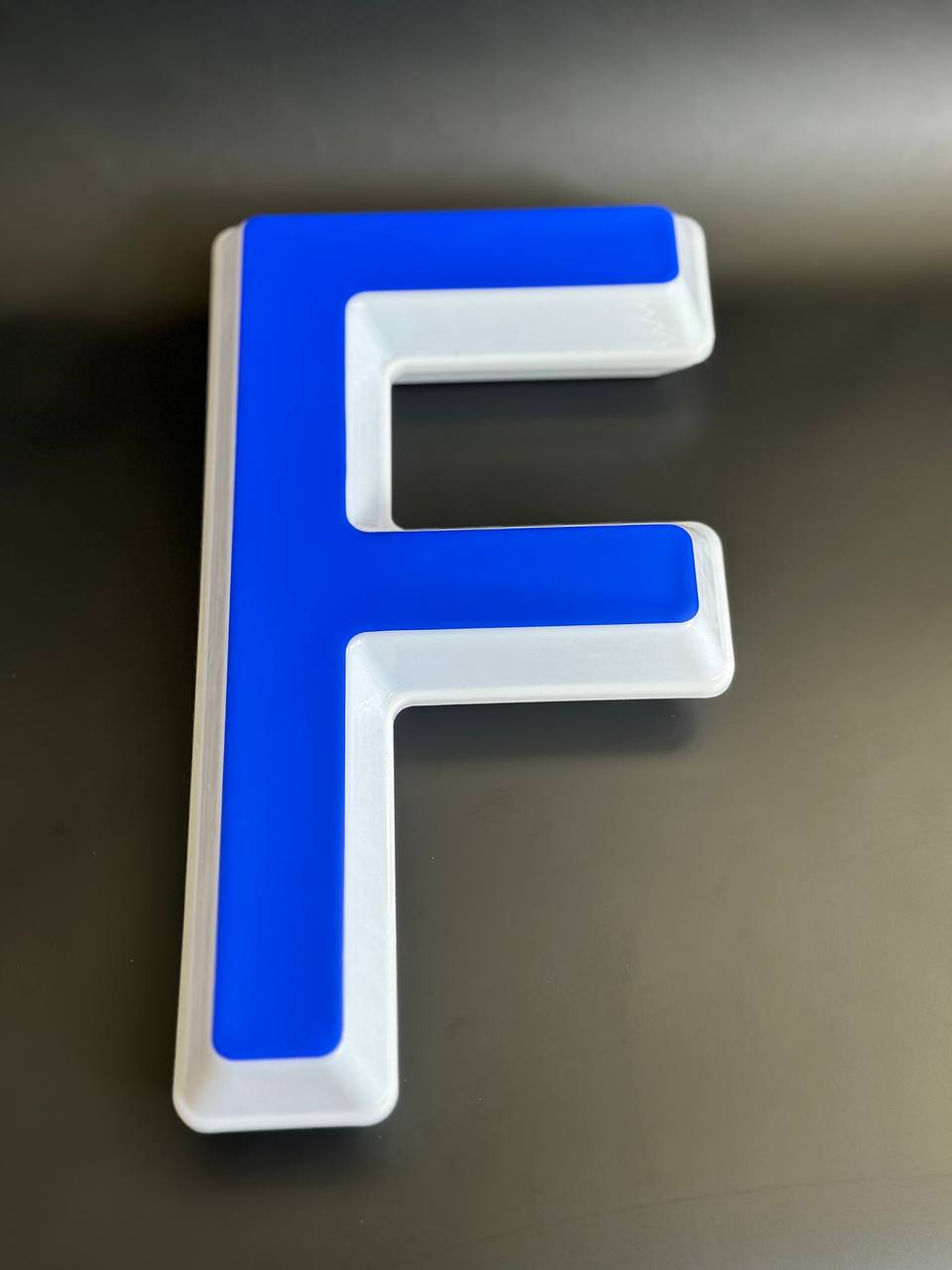 Световая буква F
