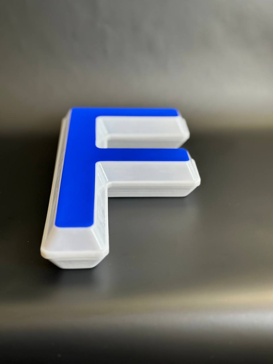 Световая буква F
