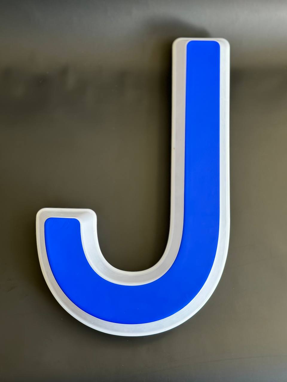 Световая буква J