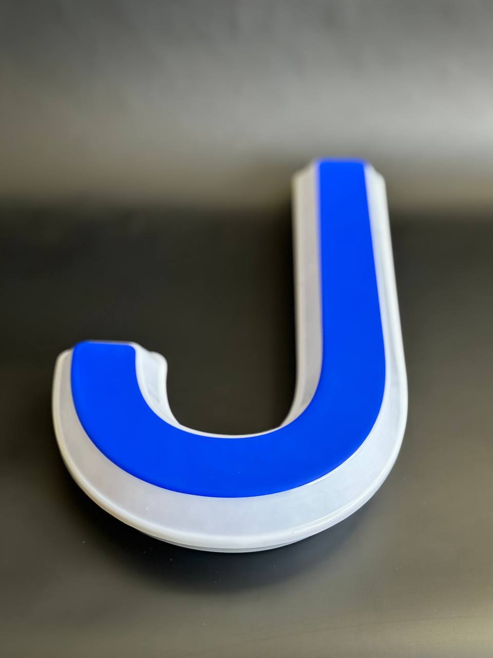 Световая буква J