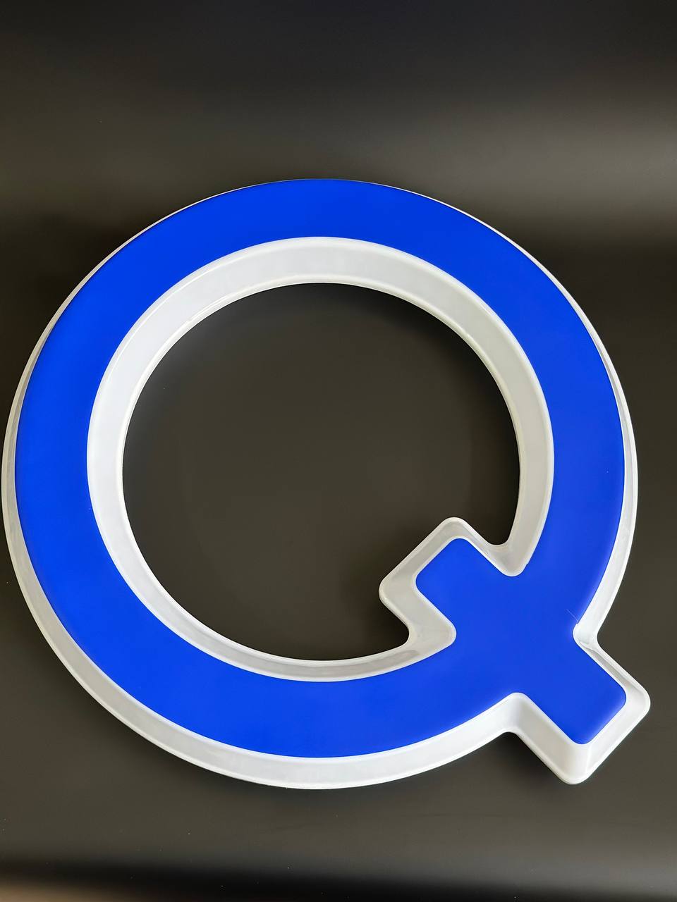 Световая буква Q