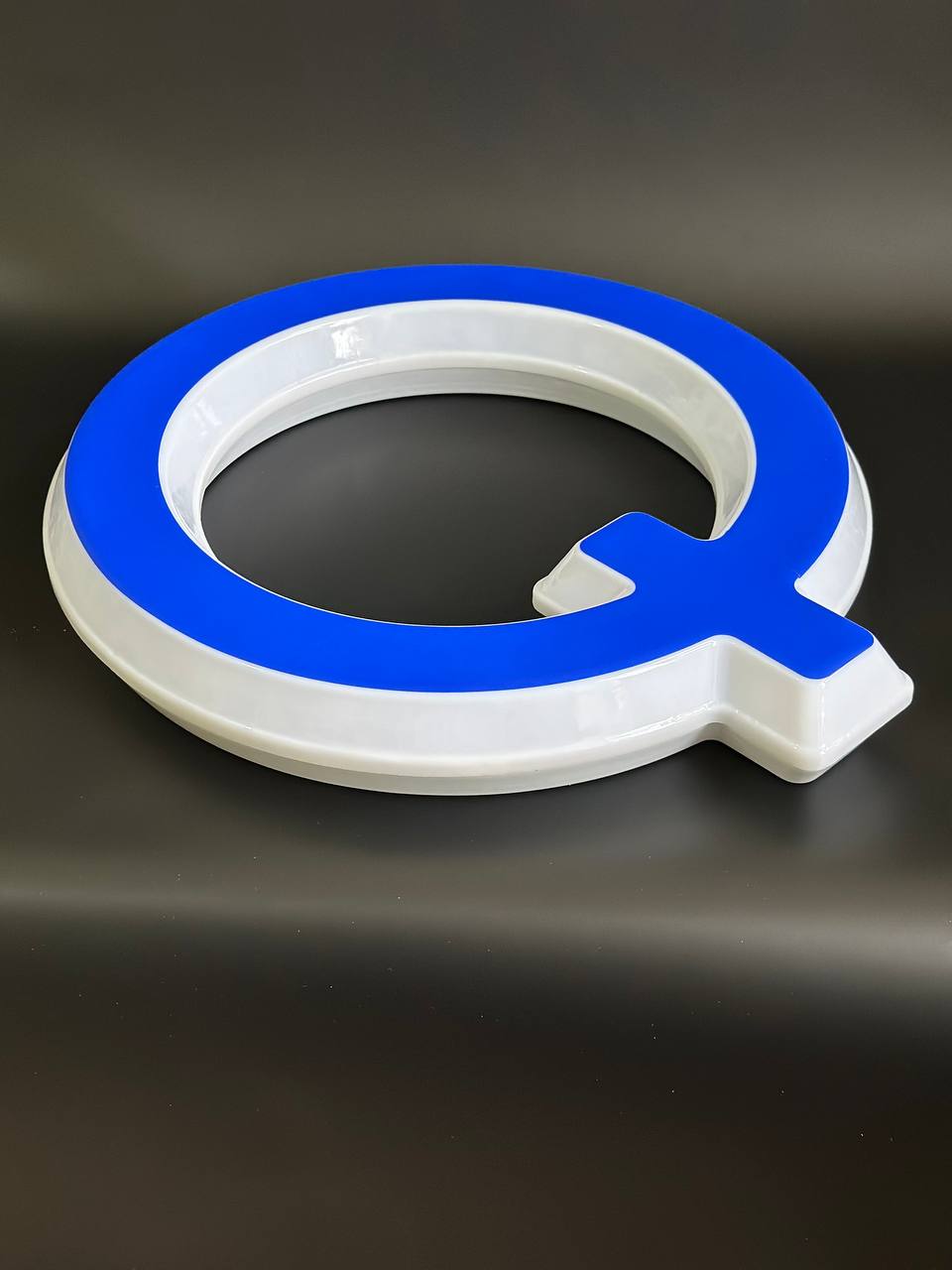 Световая буква Q