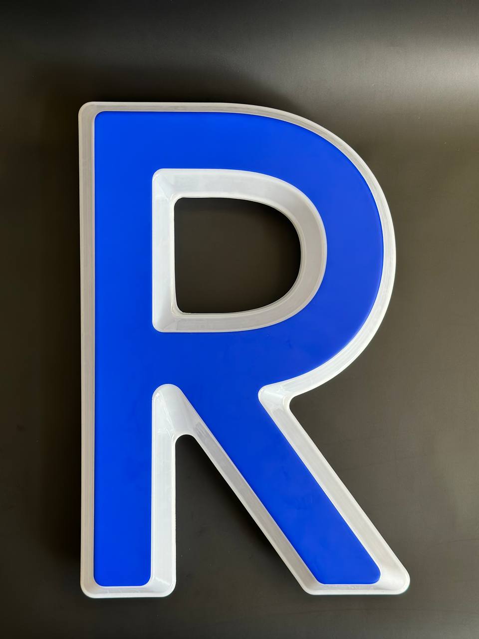Световая буква R