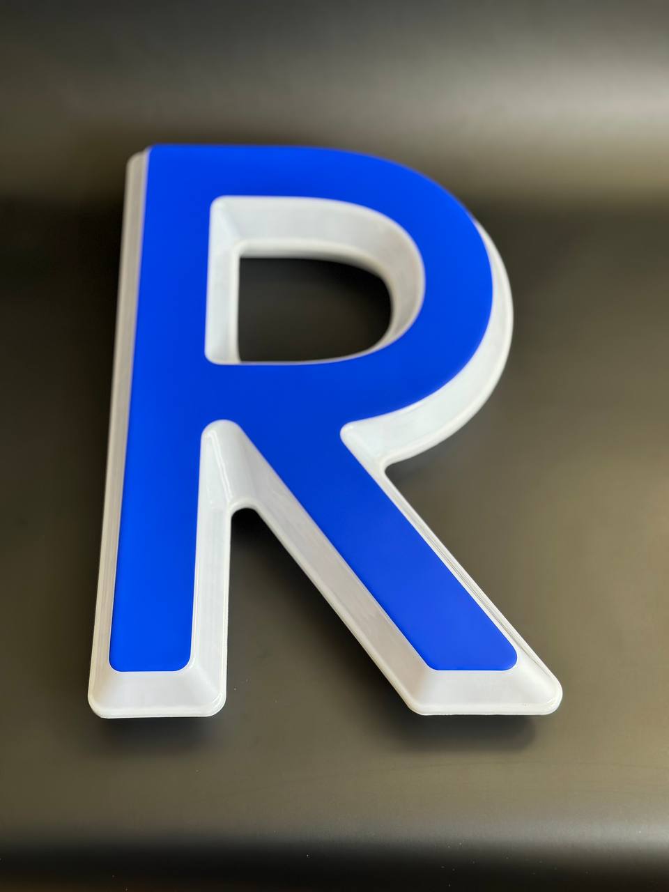 Световая буква R