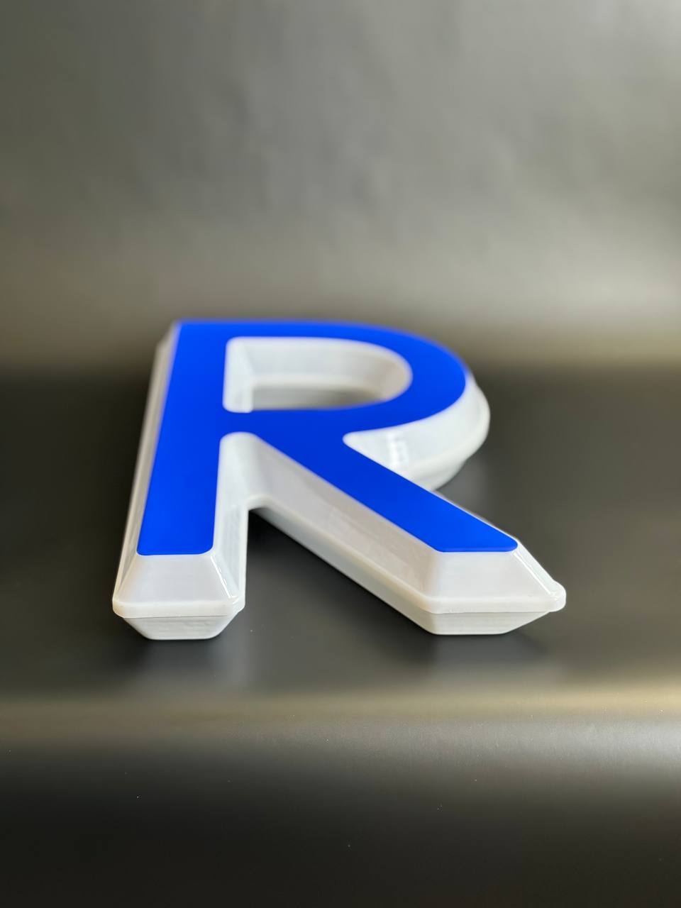 Световая буква R