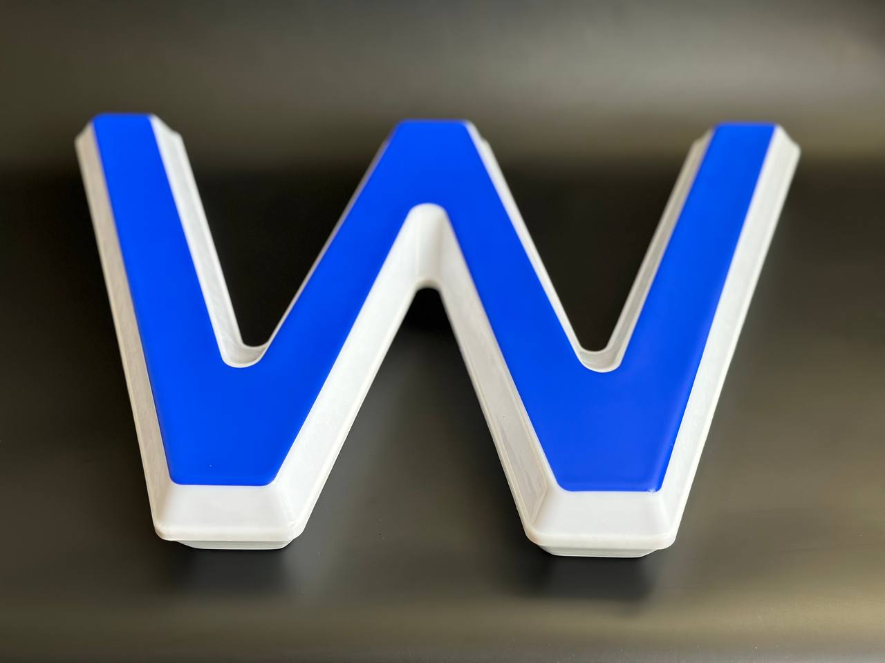 Световая буква W