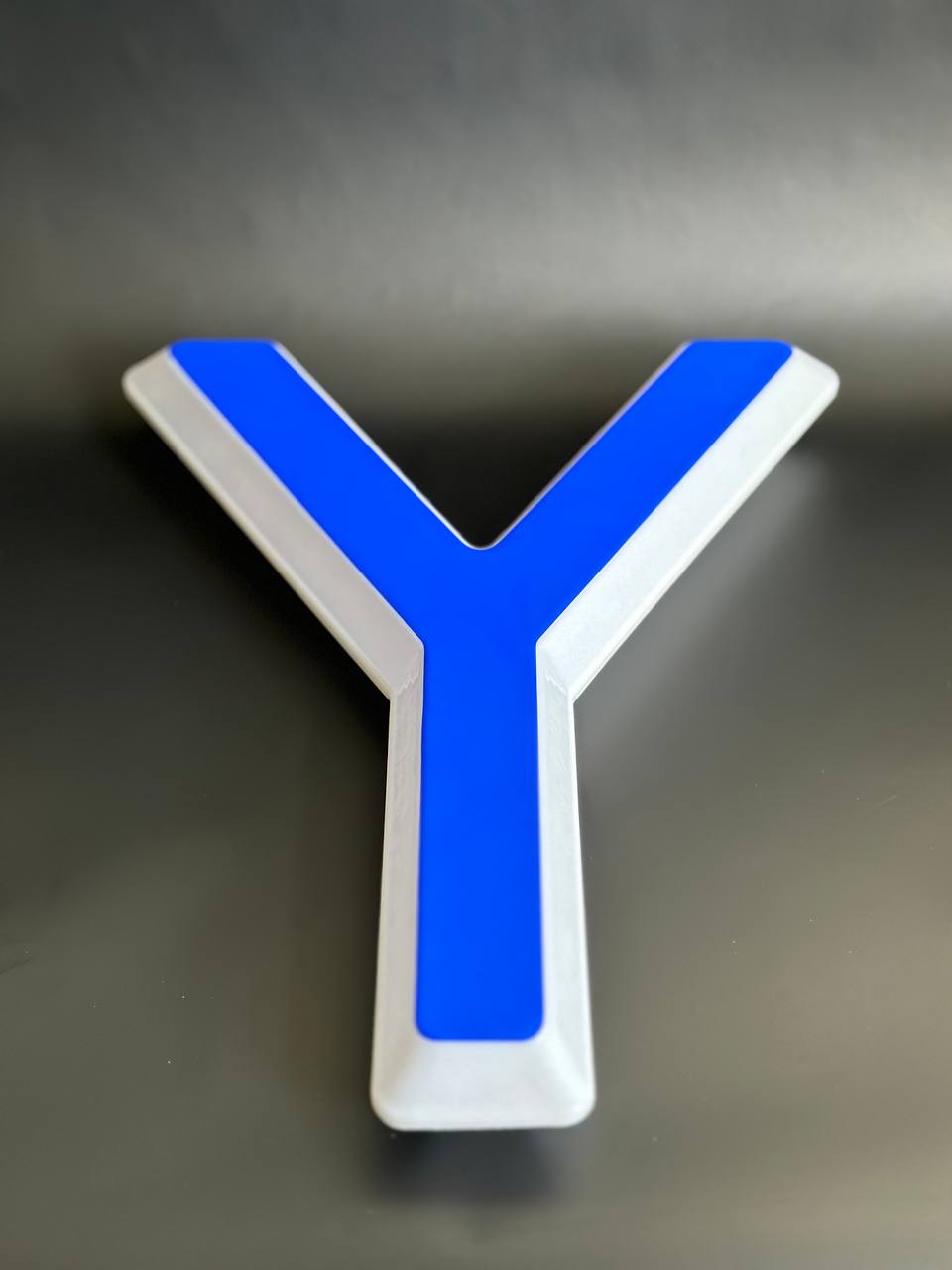 Световая буква Y
