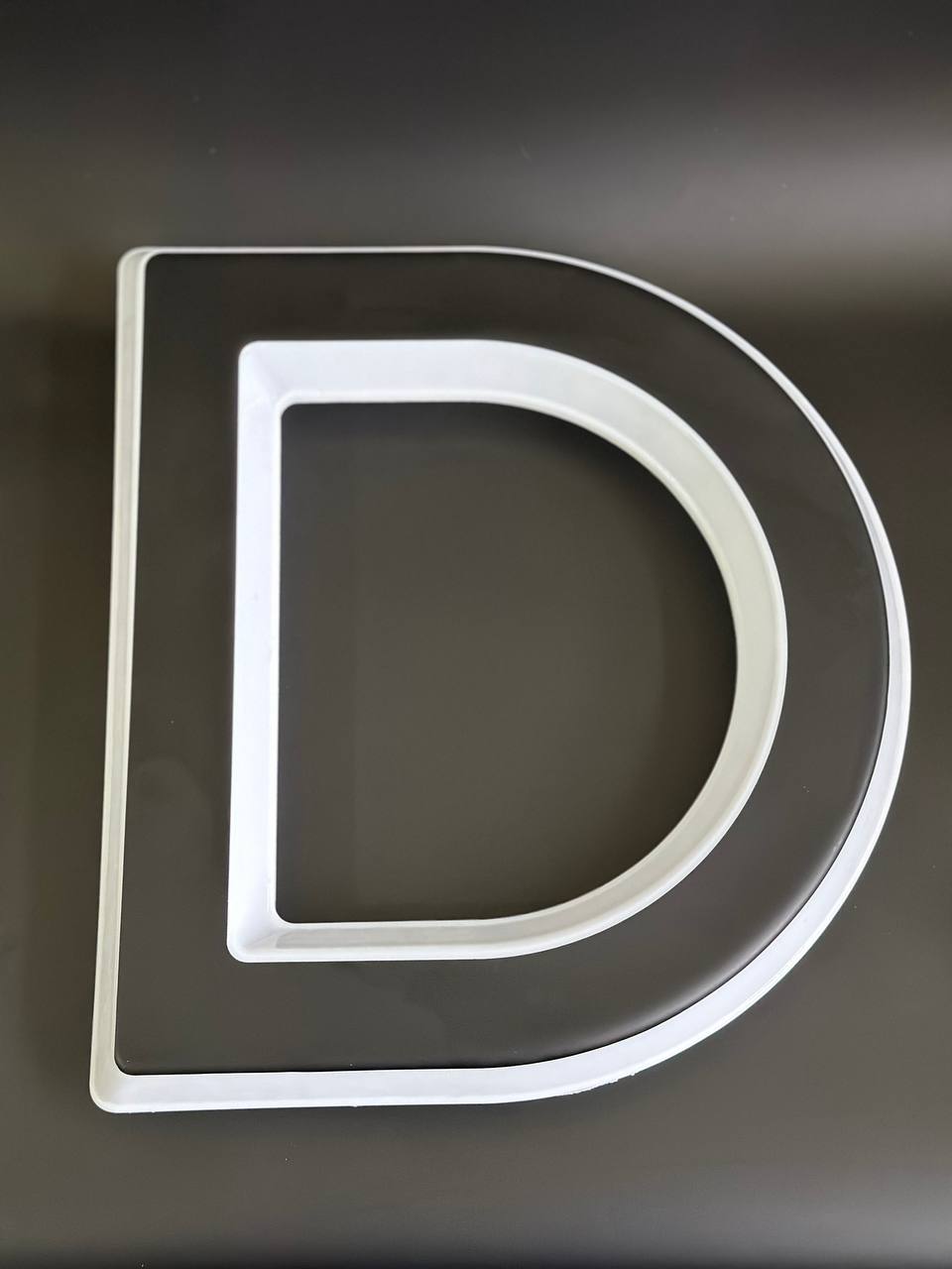 Световая буква D
