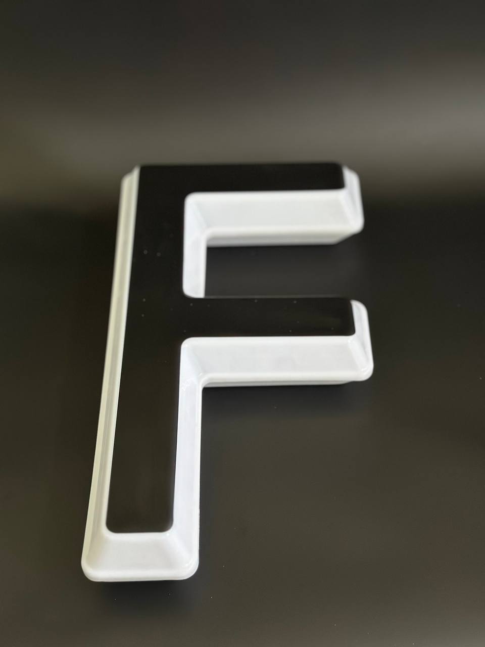 Световая буква F