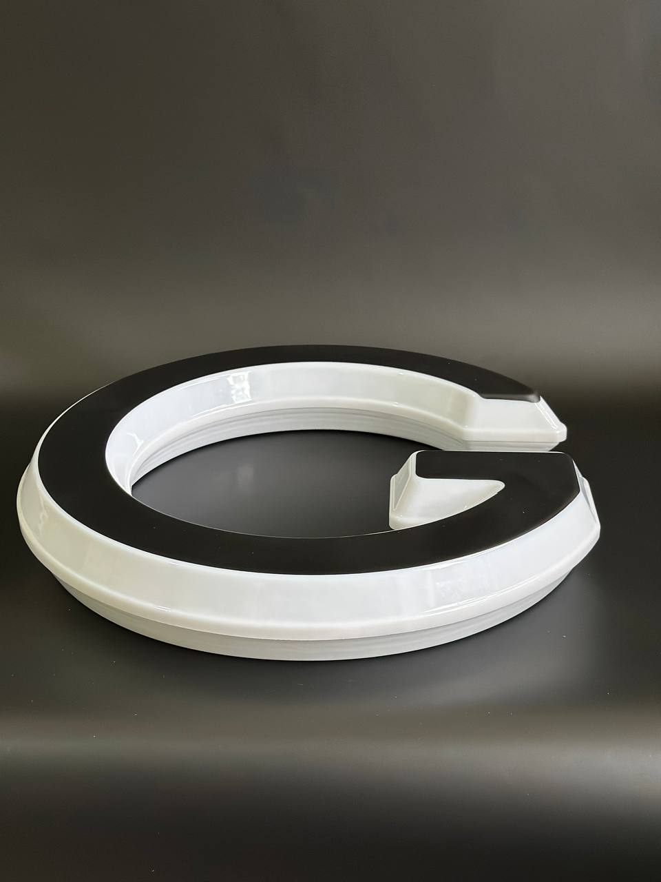Световая буква G