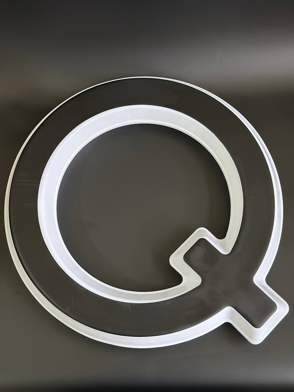 Световая буква Q