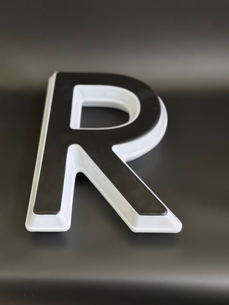 Световая буква R