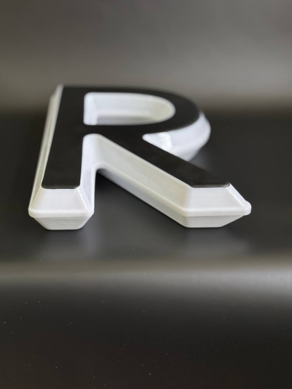 Световая буква R
